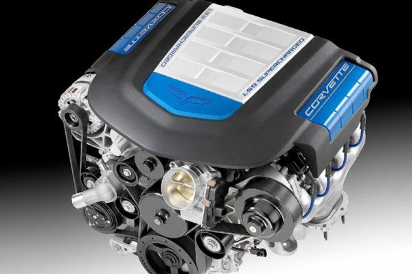 Това е всъщност дълга поредица от компактни V8 мотори, разработени от General Motors в началото на 50-те години и останали на въоръжение чак до 2003 - не само в Chevrolet, за която са създадени по начало, но и във всички останали марки на американския гигант. 
Наричат го small block, защото е доста по-компактен от дотогавашните осмаци. Първоначално работният обем е 4.3 литра, но с годините се появяват и доста по-големи (до 6.6 литра) варианти. 
